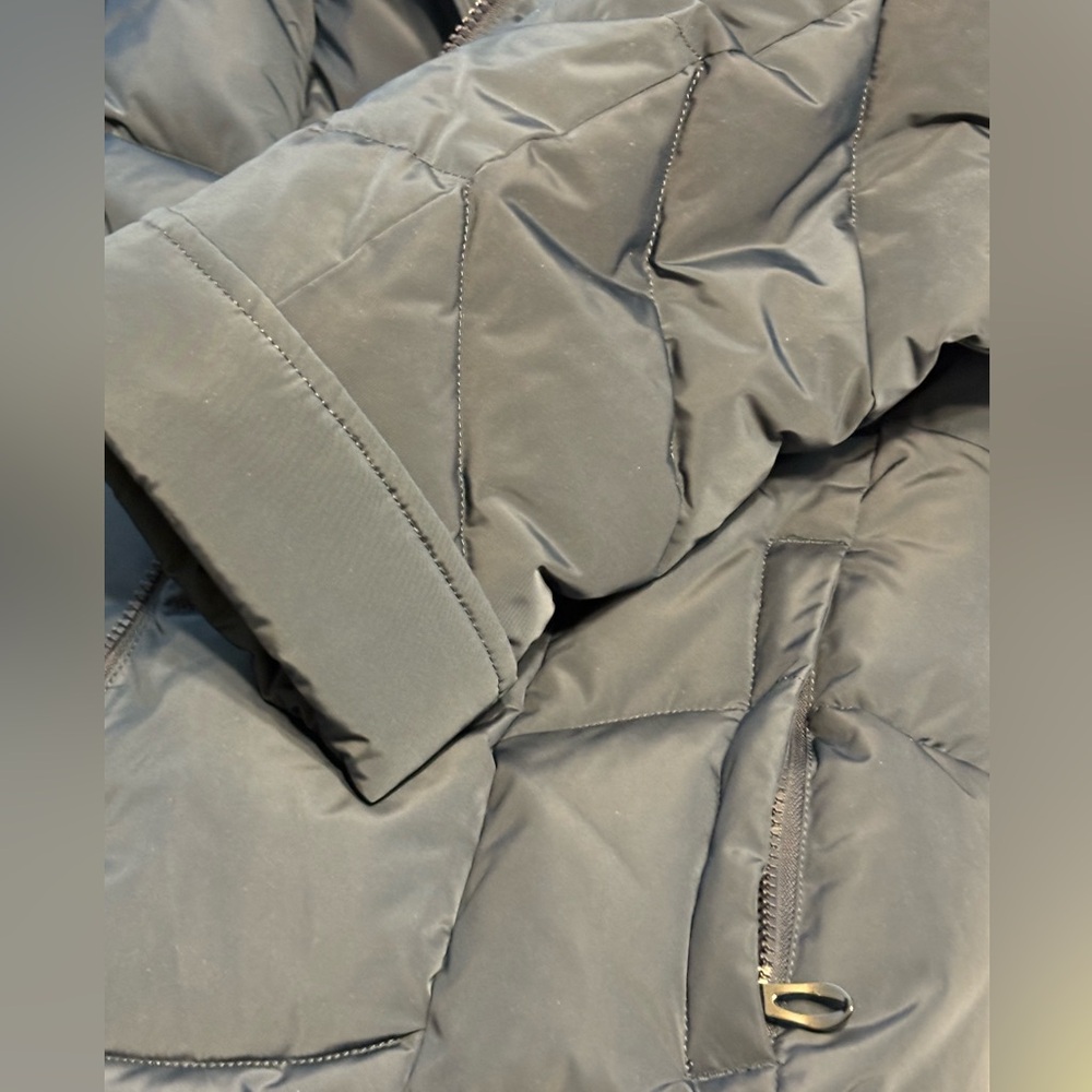 Heavy polyester filled long winter coat.  This is a true dark navy.